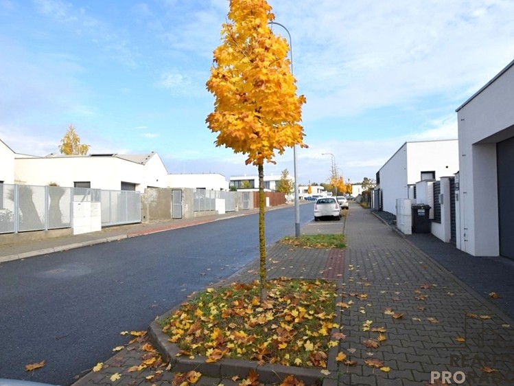 Pronájem rodinného domu 172 m², pozemek 320 m² - foto 1