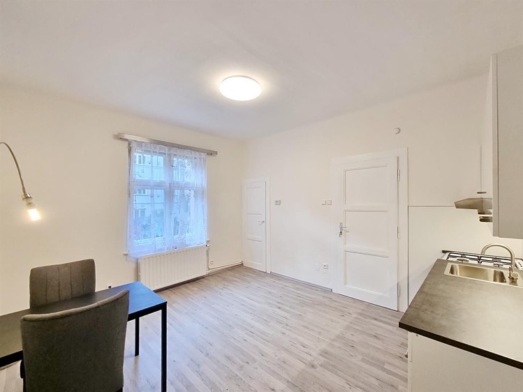 Pronájem rodinného domu 210 m², pozemek 182 m² - foto 4