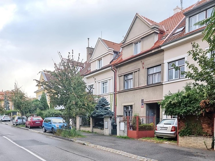 Pronájem rodinného domu 210 m², pozemek 182 m² - foto 1