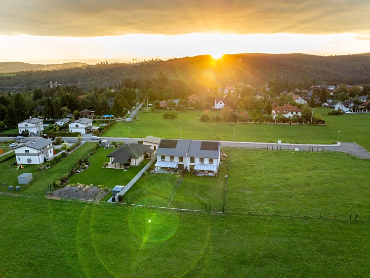 Pronájem rodinného domu 198 m², pozemek 700 m² - foto 1