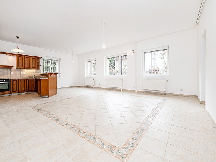 Pronájem rodinného domu 300 m², pozemek 600 m² - foto 2