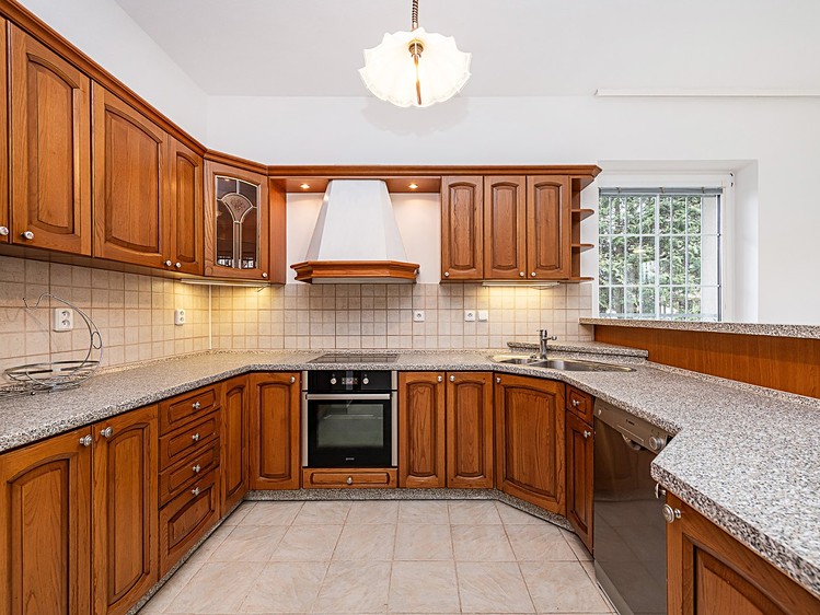 Pronájem rodinného domu 300 m², pozemek 600 m² - foto 1