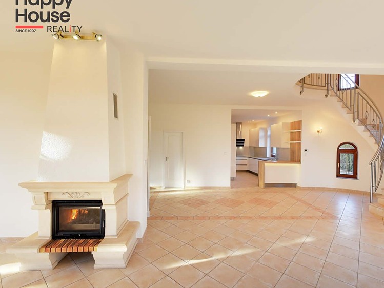 Pronájem vily 243 m², pozemek 675 m² - foto 2