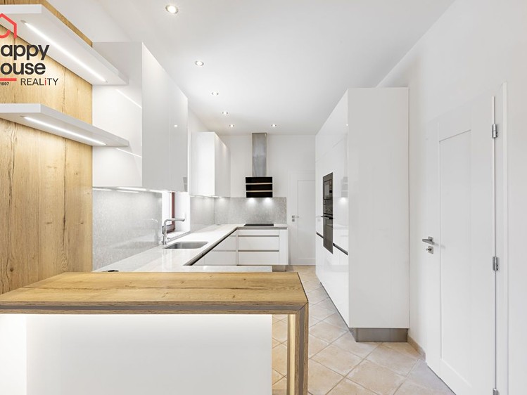 Pronájem vily 243 m², pozemek 675 m² - foto 7