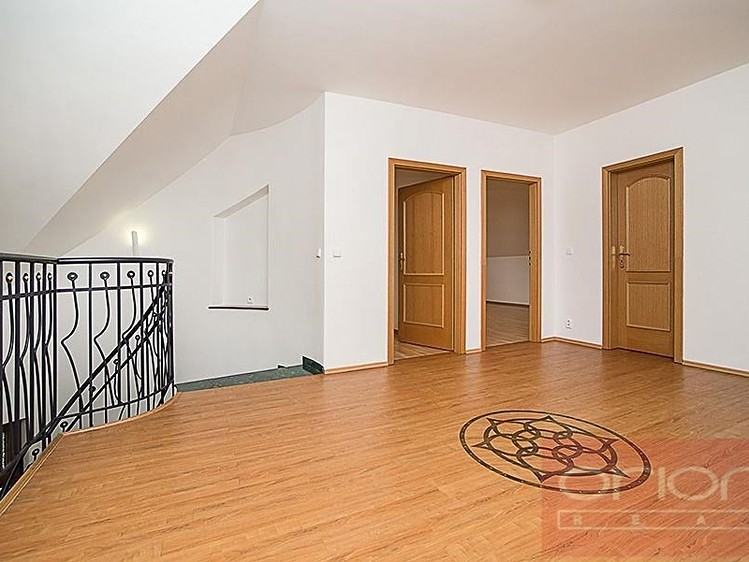 Pronájem rodinného domu 390 m², pozemek 903 m² - foto 8