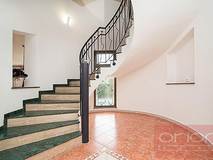Pronájem rodinného domu 390 m², pozemek 903 m² - foto 7