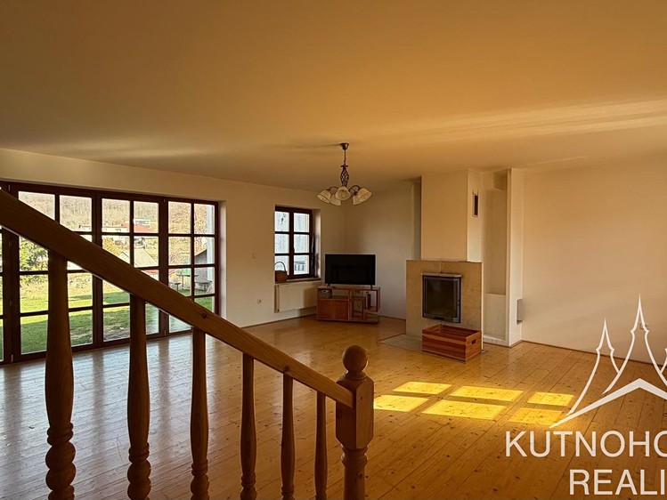 Pronájem rodinného domu 280 m², pozemek 1 073 m² - foto 2