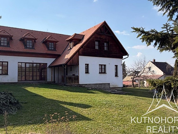 Pronájem rodinného domu 280 m², pozemek 1 073 m² - foto 1