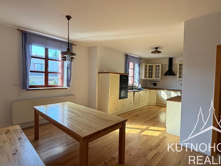 Pronájem rodinného domu 280 m², pozemek 1 073 m² - foto 5