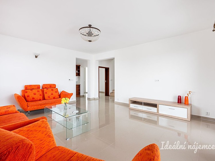 Pronájem rodinného domu 204 m², pozemek 600 m² - foto 4