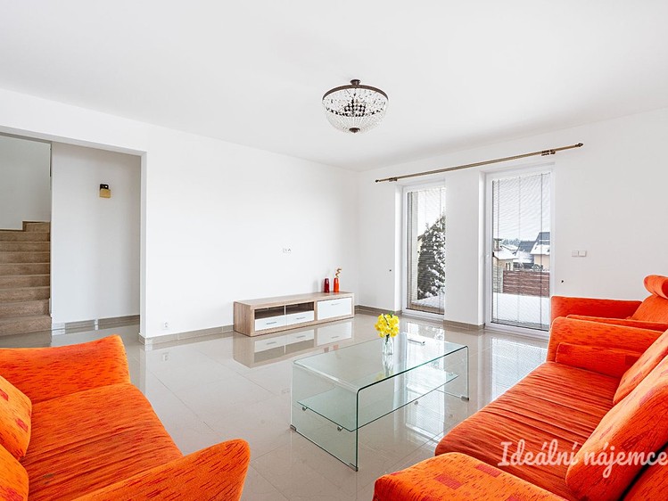 Pronájem rodinného domu 204 m², pozemek 600 m² - foto 1