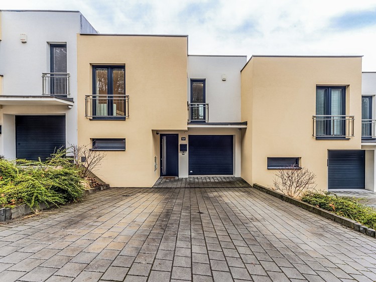 Pronájem rodinného domu 234 m², pozemek 237 m² - foto 1