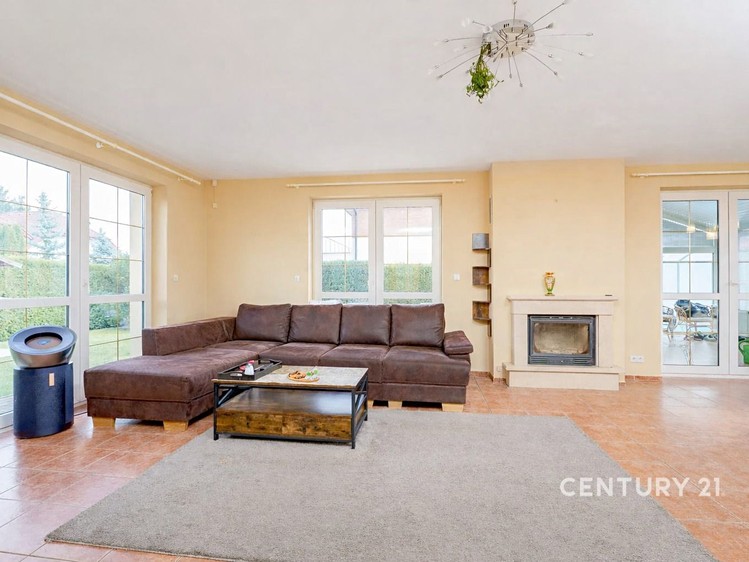 Pronájem rodinného domu 290 m², pozemek 896 m² - foto 2