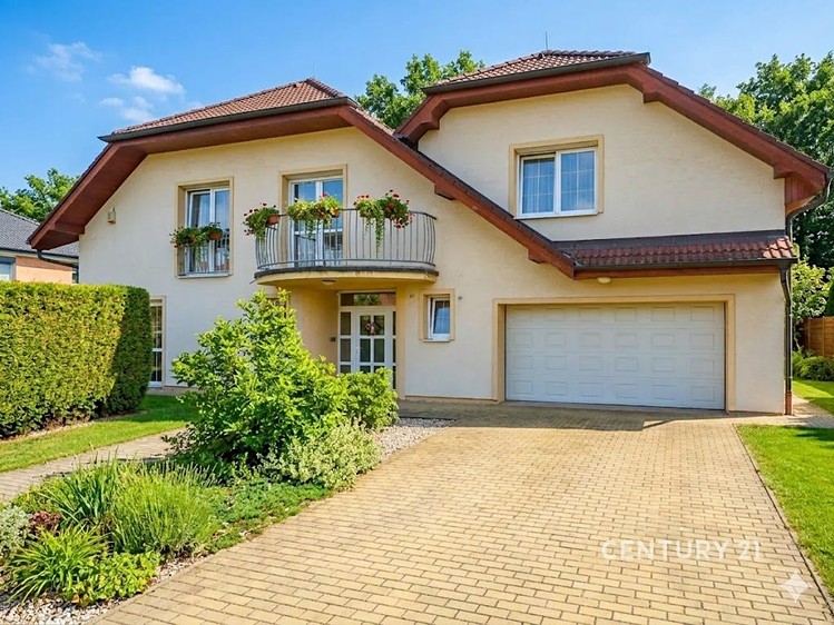 Pronájem rodinného domu 290 m², pozemek 896 m² - foto 1