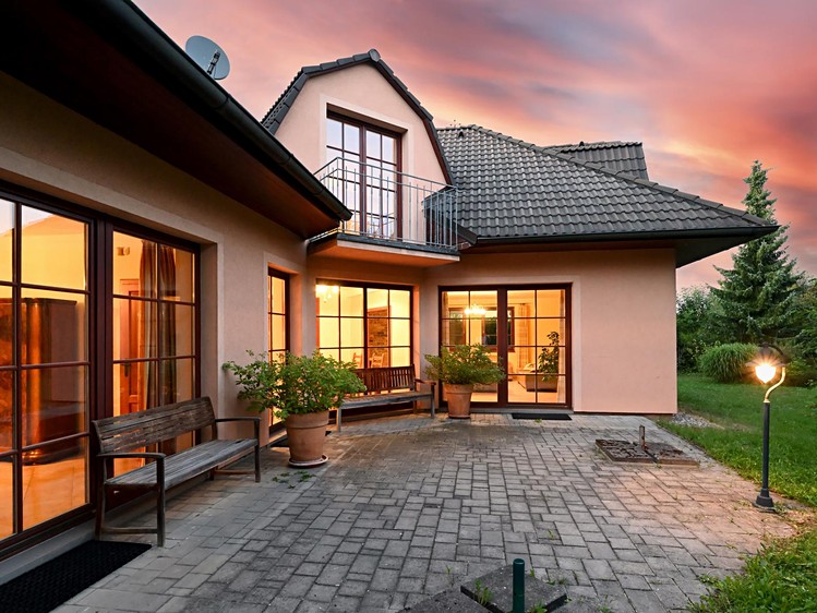 Pronájem rodinného domu 320 m², pozemek 1 269 m² - foto 1