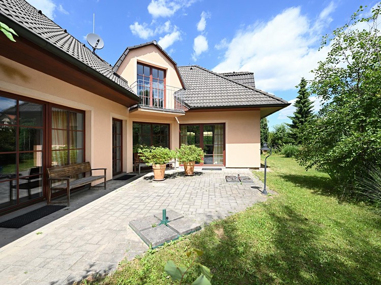 Pronájem rodinného domu 320 m², pozemek 1 269 m² - foto 2