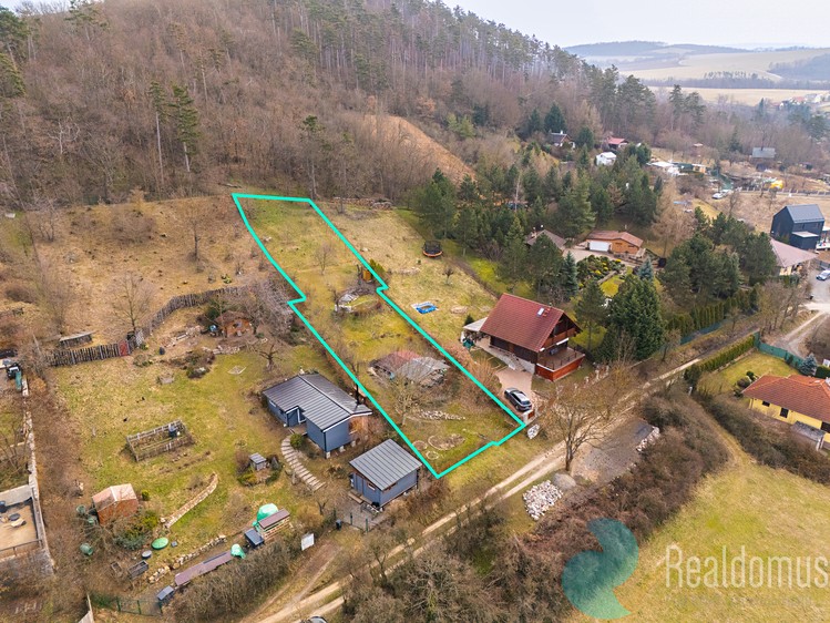 Prodej stavebního pozemku 1 077 m² - foto 1