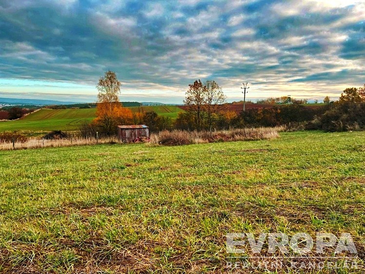 Prodej stavebního pozemku 1 300 m² - foto 1