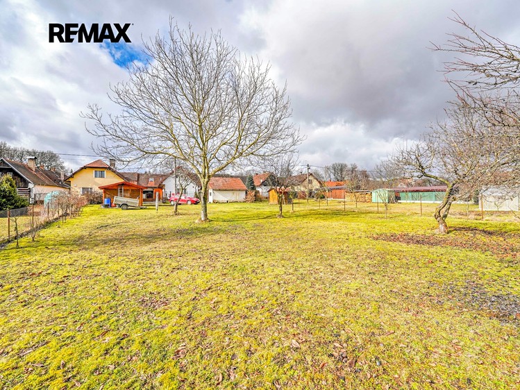 Prodej stavebního pozemku 904 m² - foto 2