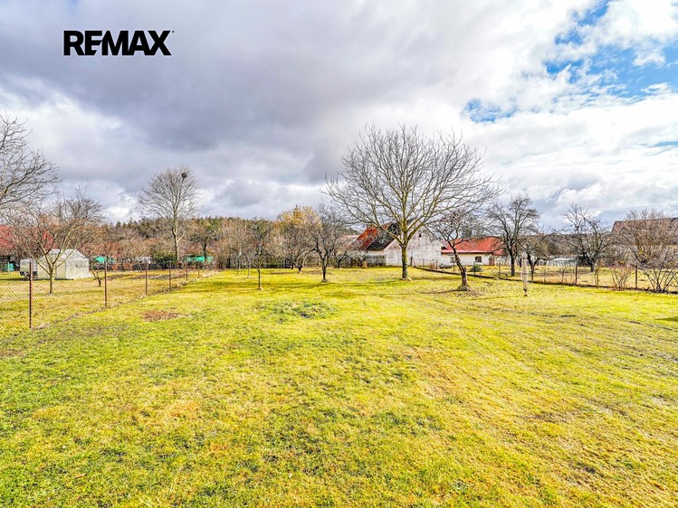 Prodej stavebního pozemku 904 m² - foto 1