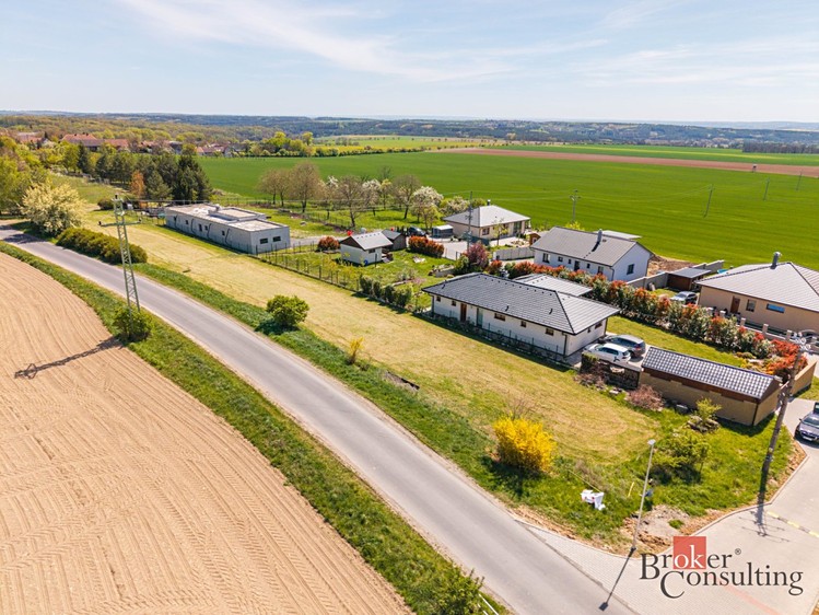Prodej stavebního pozemku 2 357 m² - foto 1
