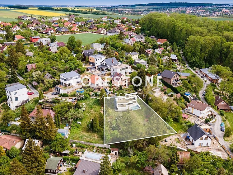 Prodej stavebního pozemku 1 211 m² - foto 1