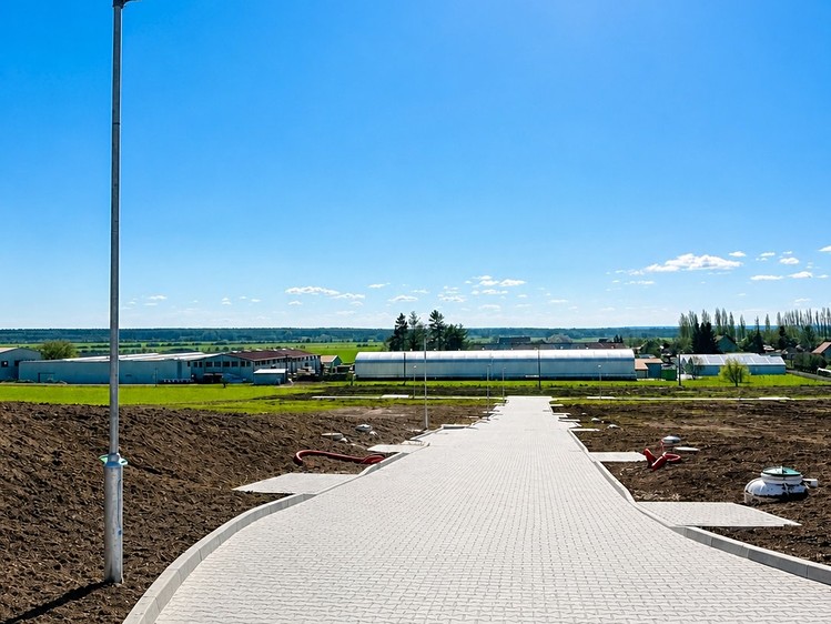 Prodej stavebního pozemku 892 m² - foto 1