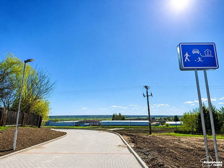 Prodej stavebního pozemku 892 m² - foto 2