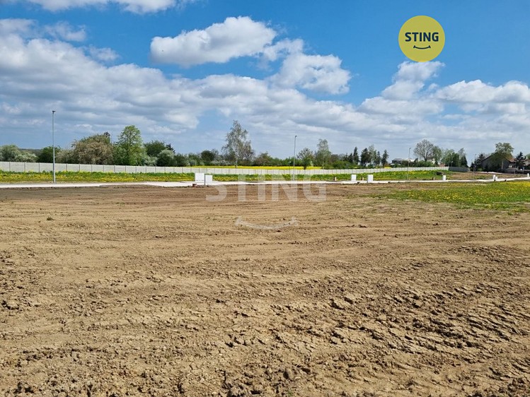 Prodej stavebního pozemku 1 056 m² - foto 1