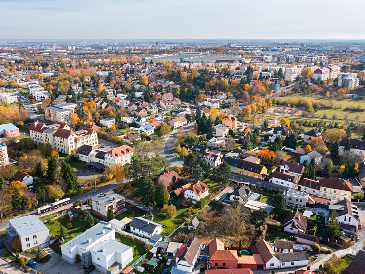 Prodej stavebního pozemku 1 647 m² - foto 1