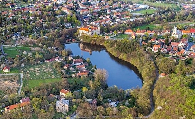 Prodej stavebního pozemku 1 923 m² - foto 1