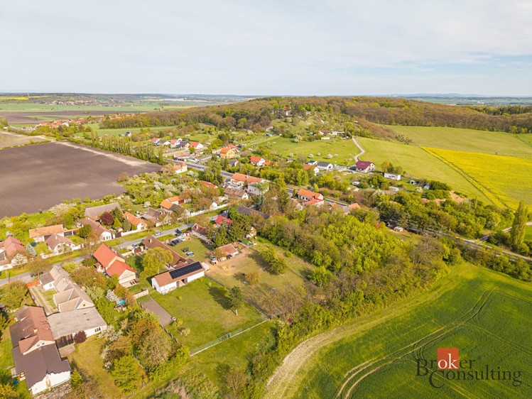 Prodej stavebního pozemku 1 401 m² - foto 1