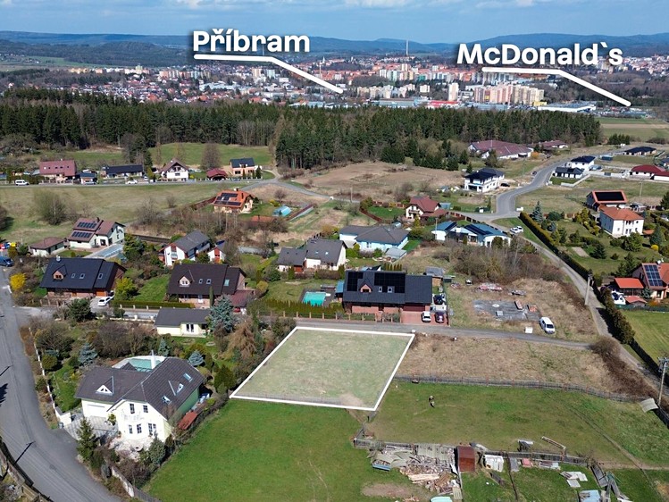 Prodej stavebního pozemku 800 m² - foto 1