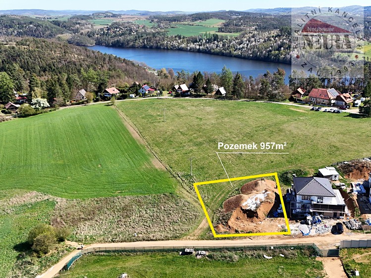 Prodej stavebního pozemku 957 m² - foto 1