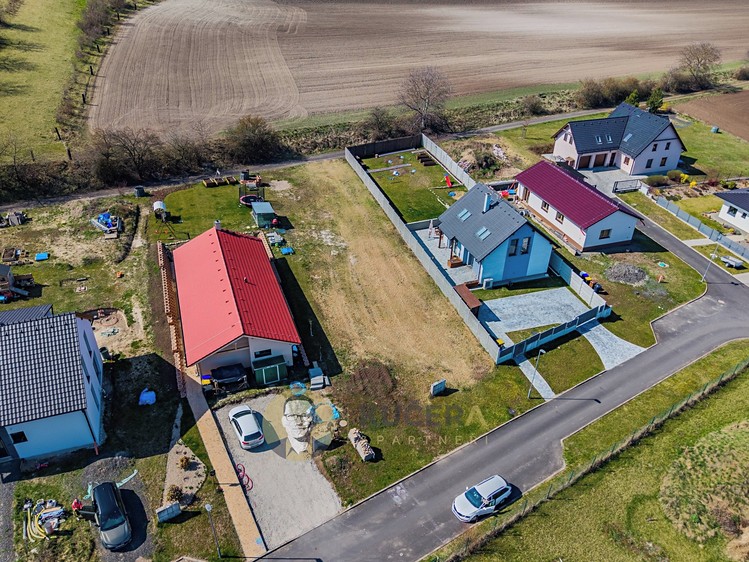 Prodej stavebního pozemku 715 m² - foto 1