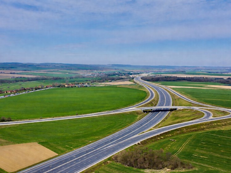 Prodej komerčního pozemku 10 000 m² - foto 8