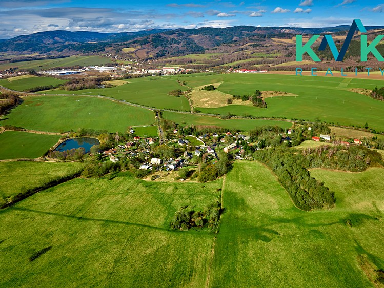 Prodej stavebního pozemku 1 050 m² - foto 1