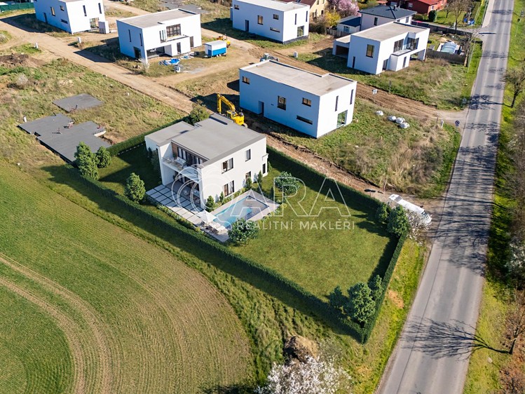 Prodej stavebního pozemku 745 m² - foto 3
