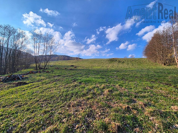 Prodej stavebního pozemku 697 m² - foto 1