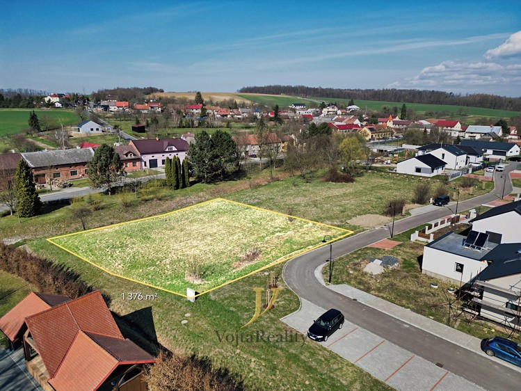 Prodej stavebního pozemku 1 376 m² - foto 1