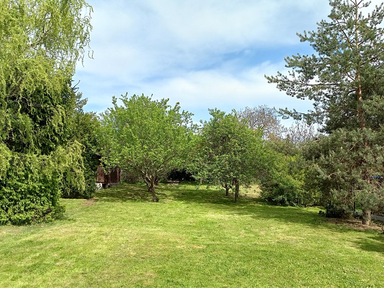 Prodej stavebního pozemku 990 m² - foto 2
