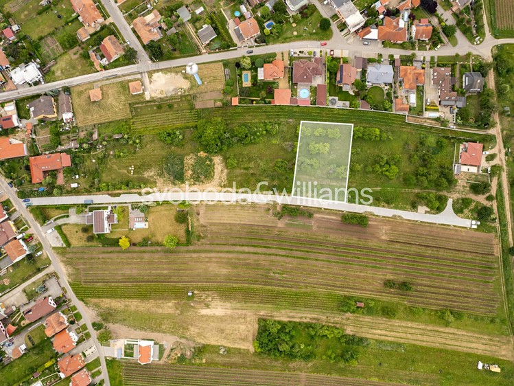 Prodej stavebního pozemku 1 880 m² - foto 1