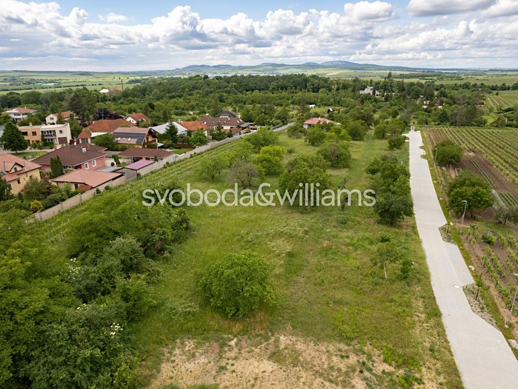 Prodej stavebního pozemku 1 880 m² - foto 3