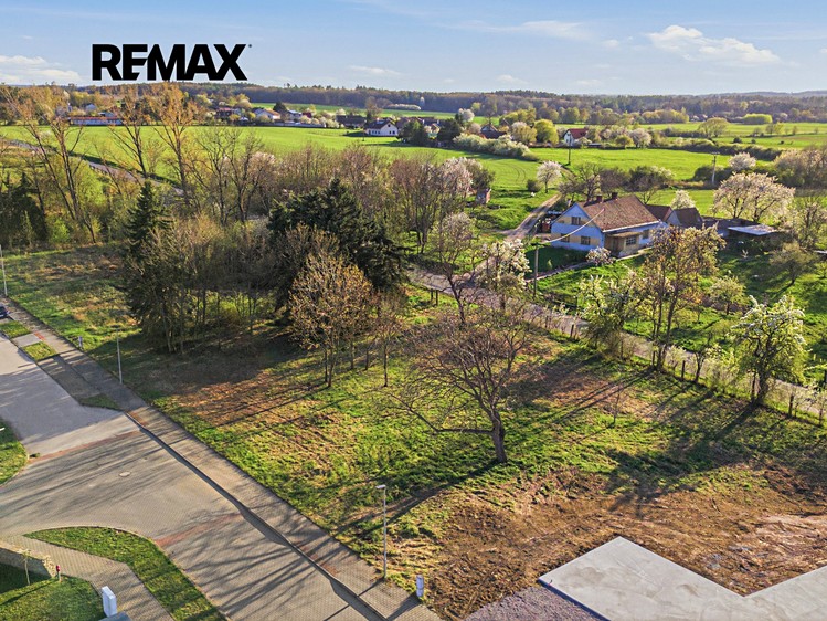 Prodej stavebního pozemku 1 011 m² - foto 4