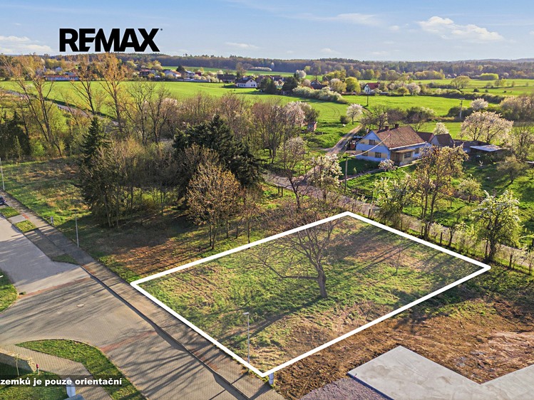 Prodej stavebního pozemku 1 011 m² - foto 1
