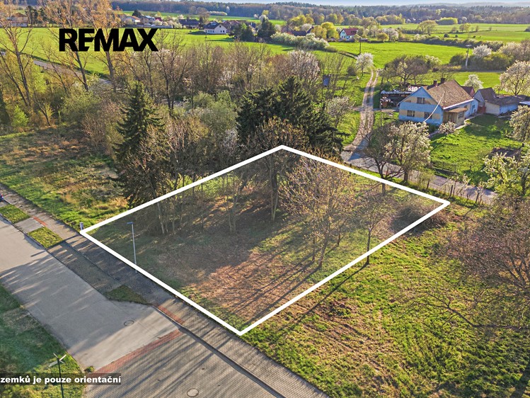 Prodej stavebního pozemku 1 009 m² - foto 1