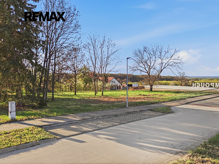 Prodej stavebního pozemku 1 009 m² - foto 5