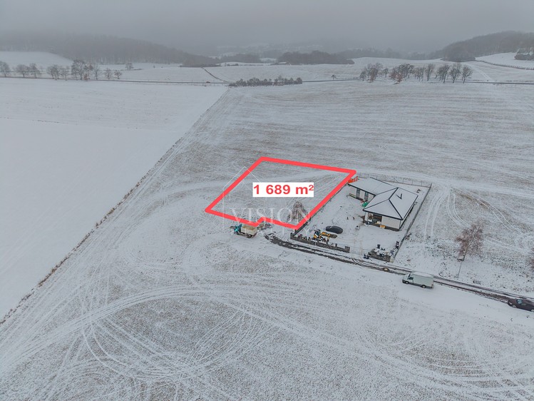 Prodej stavebního pozemku 1 689 m² - foto 1