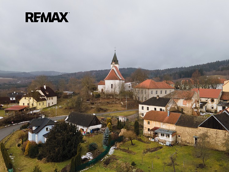 Prodej stavebního pozemku 2 270 m² - foto 1