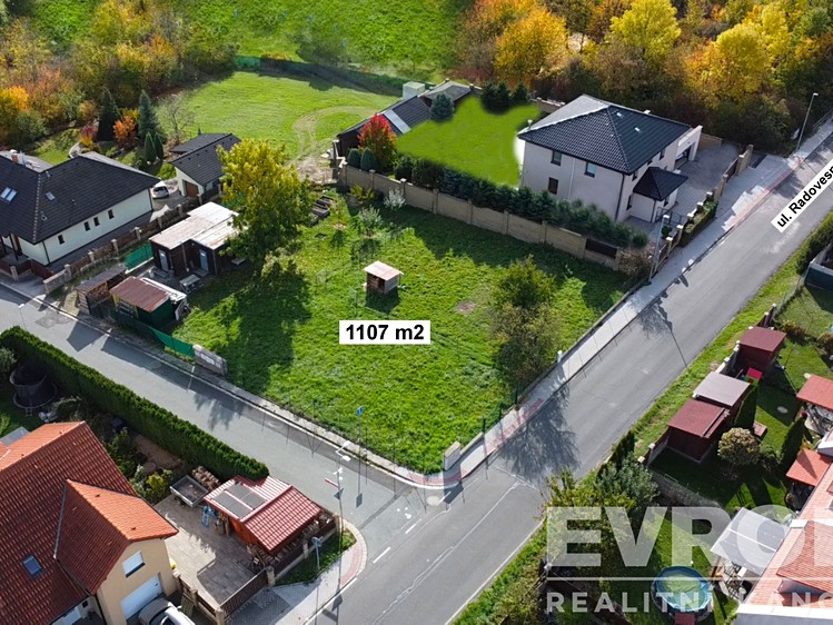 Prodej stavebního pozemku 1 107 m² - foto 1